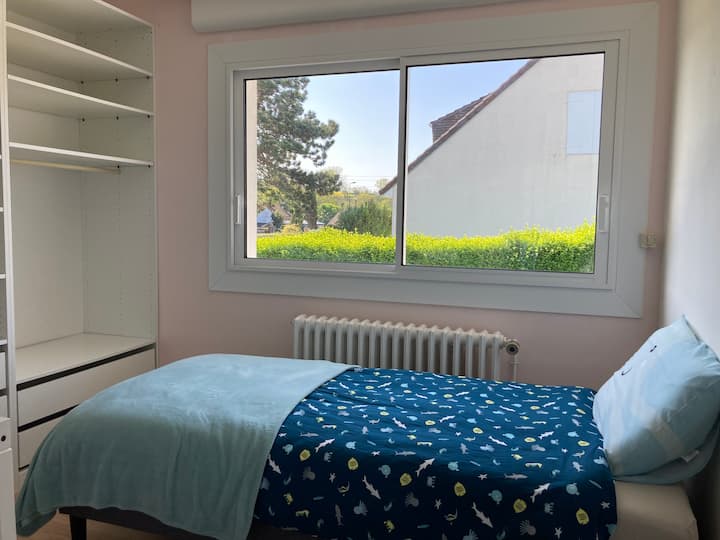 Ein Schlafzimmer mit einem Einzelbett mit einem großen Ankleideraum 