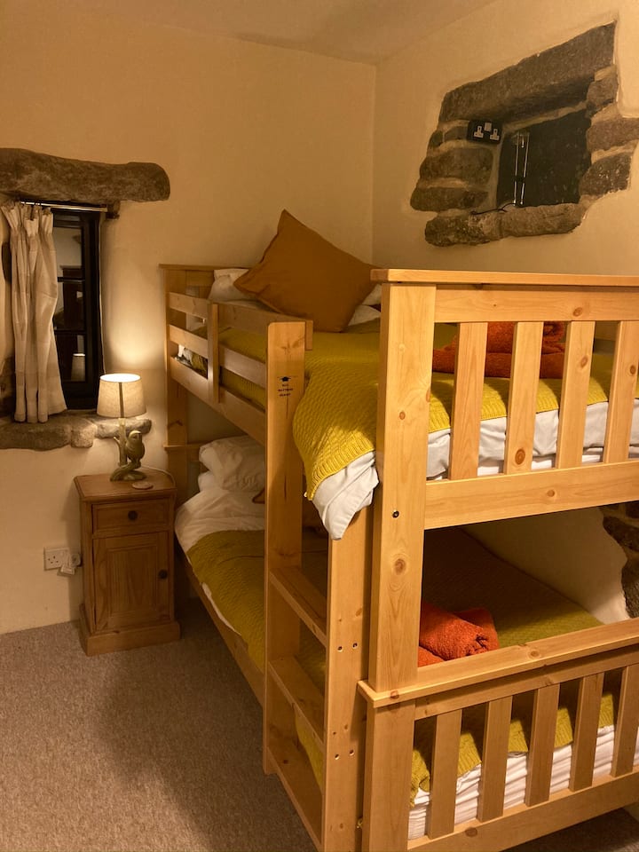 Стая на двуетажно легло с гардероб и чекмеджета. Много характер!