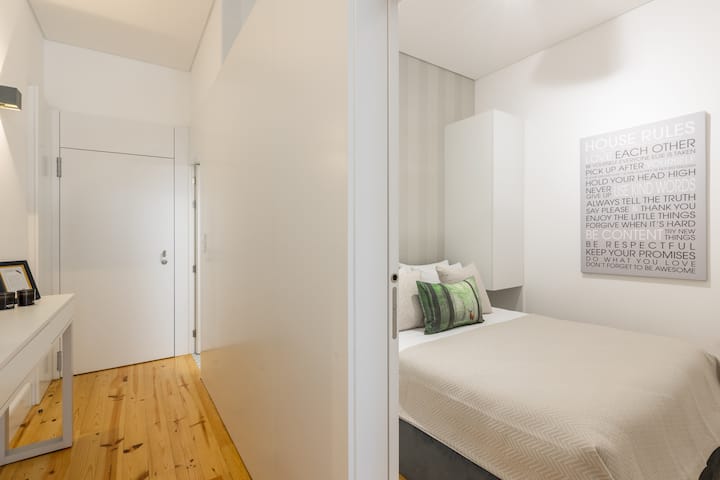 غرفة نوم بسرير مزدوج