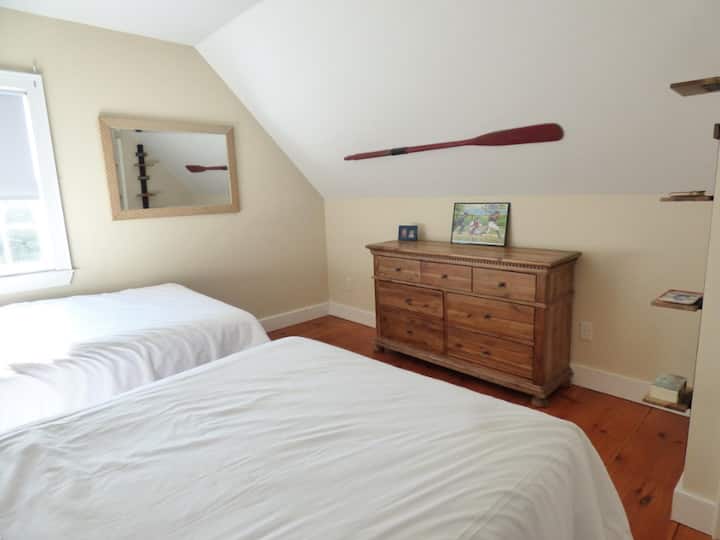 Ზემოთ საძინებელი ბაღის ხედით