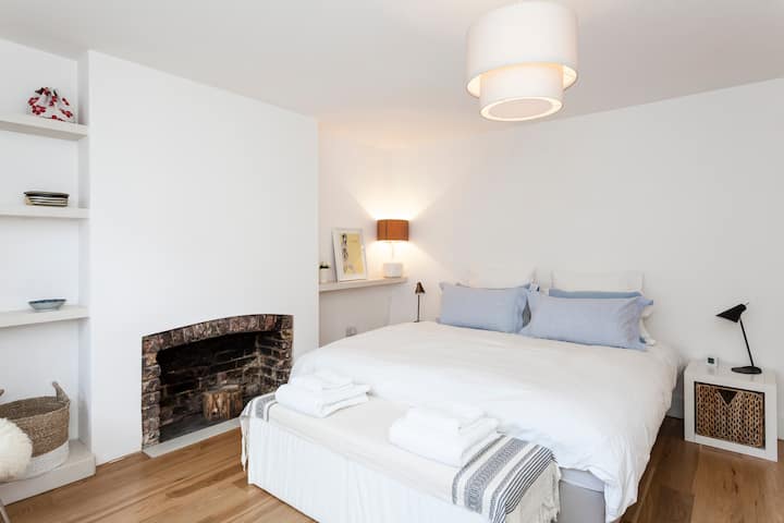 Chumba kikubwa cha kulala na kitanda kikubwa cha ukubwa
