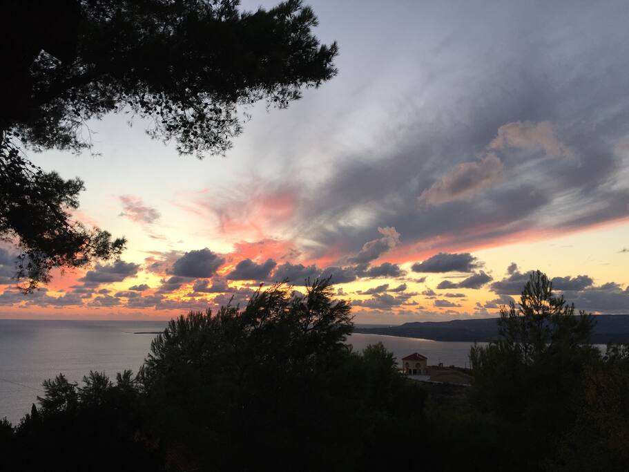 Μαγευτικό δειλινό από την βεράντα και κάθε σημείο στο κτήμα. - Magical sunset from the house.