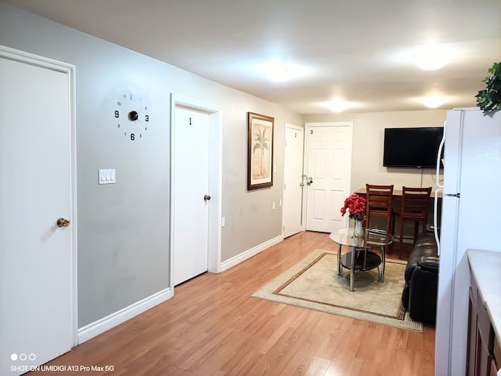 Room 2 With A Detached Non Shared Washroom - Edmonton, Canadá