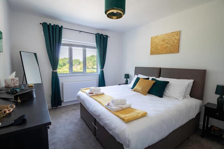 Sängen är en dragkedja och länk och kan vara antingen en dubbelsäng eller 2 enkelsängar.