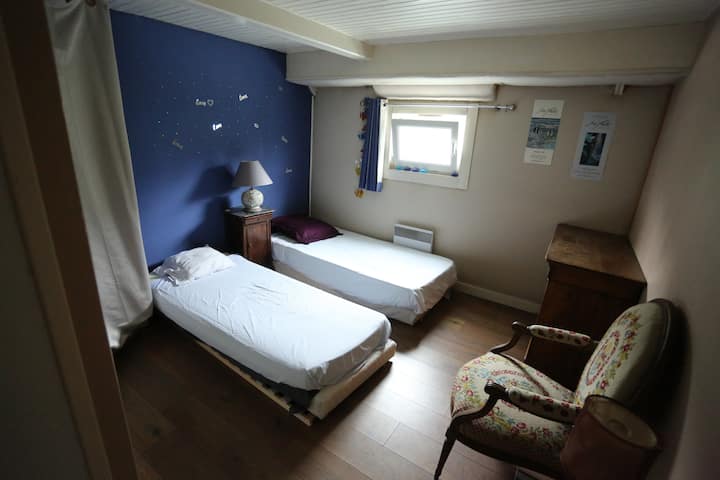 dhomë gjumi 2 kat i ulët, me 2 krevate tek