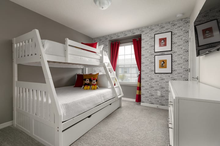 Jusqu'à 4 enfants peuvent s'amuser dans cette chambre avec lits superposés à thème.