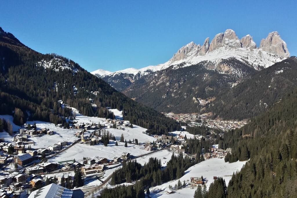 Panorama dalla funivia che arriva al Belvedere e collega il carosello dei Passi Ladini