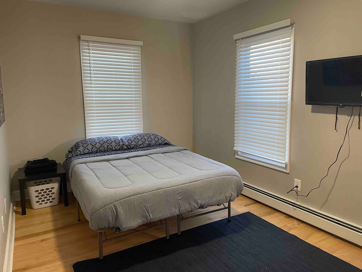 مرتبة كوين تافت وإبرة مزودة بملاءات ولحاف. سيكون لدى الضيوف أيضًا مناشف وشماعات وسلة غسيل وتلفزيون روكو سمارت ومساحة مكتب. يتم توفير واي فاي.