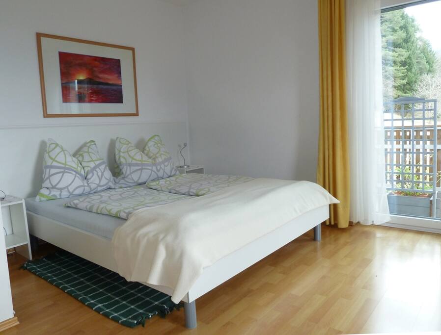 Doppelbett im Wohn- und Schlafraum