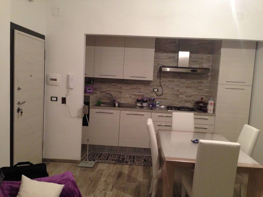 Ingresso con cucina a vista