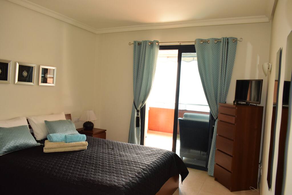 Dormitorio principal con tv y salida a la teraza