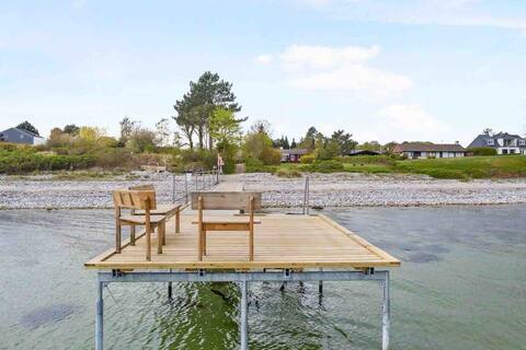 Cottage 50m to the beach,12min from old Royal Town