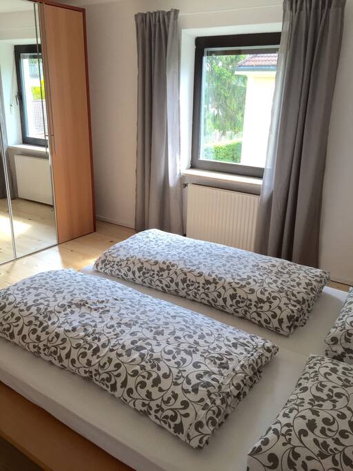 Schlafzimmer mit großem Schrank