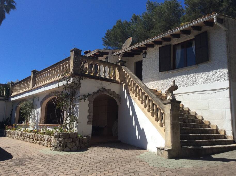 Entrance via 12 steps