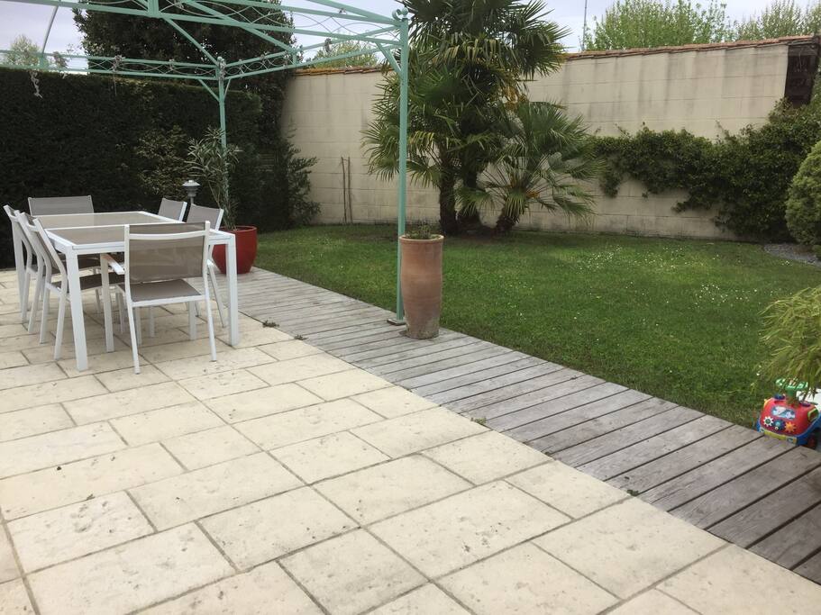Jardin Avec Piscine de 6m/7,5m - profondeur 1m50 a 2m dans la partie la plus profonde