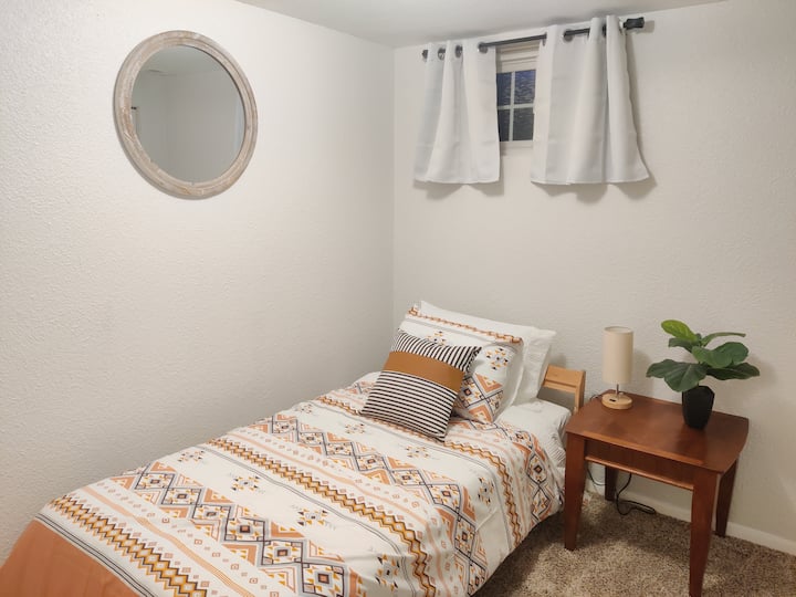 Висококачествено спално бельо, чаршафи и достатъчно възглавници, за да започнете малка война за възглавници.