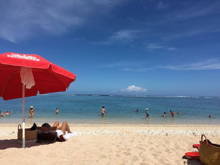 La plage située juste en face de l appartement.