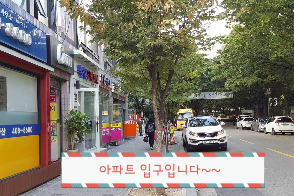A convenience store is front of my apartment .