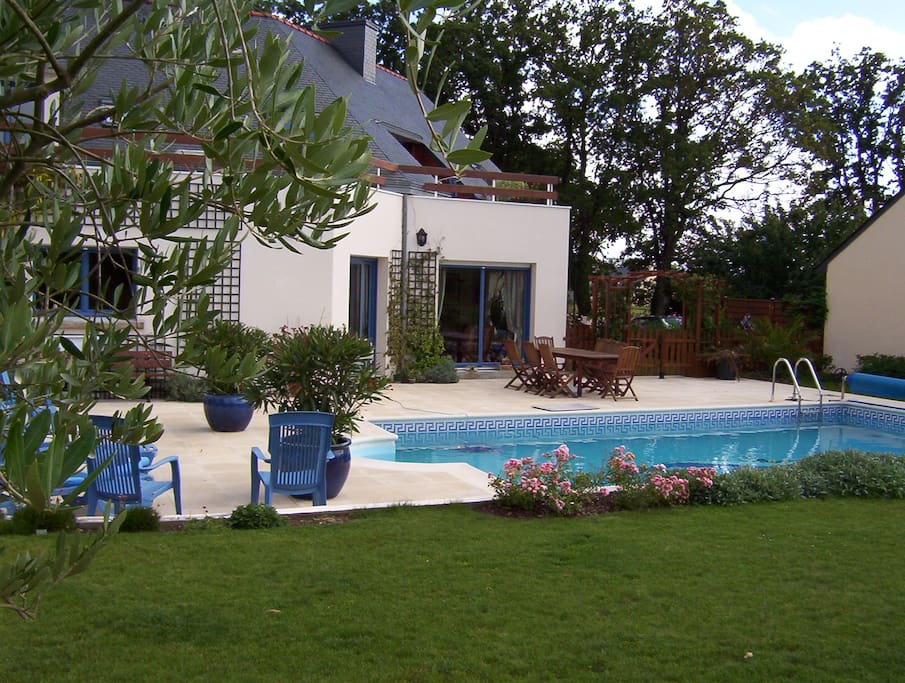 Piscine et jardin clos