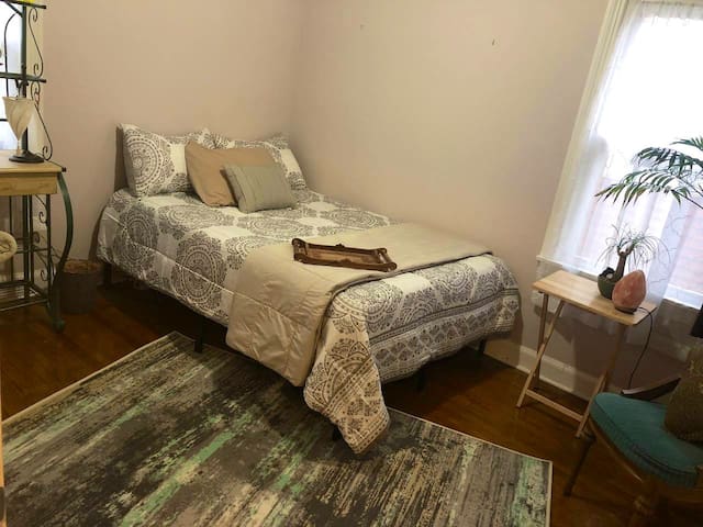 Cute Bohemian Room w/ Full Gel Memory Foam Bed