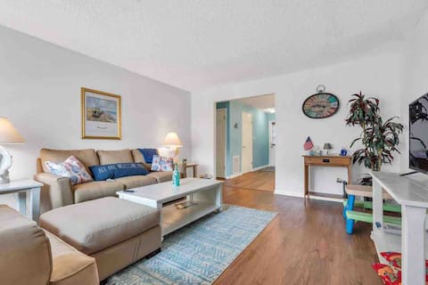 Pirate’s Cove Condo: One block from the beach!