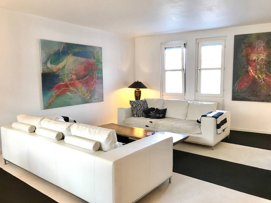 Tons of collectable art and top of the line furniture. HD Smart TV with Netflix, Super fast Wifi and lots of indirekt dimmable lights create an amazing atmosphere any time of the day. Huge artistic living area with loft character - very private - lots of light and beautiful views. Two Ligne Roset Couches with highest standard sleeping options. - APARTMENT BUILT 2017*****