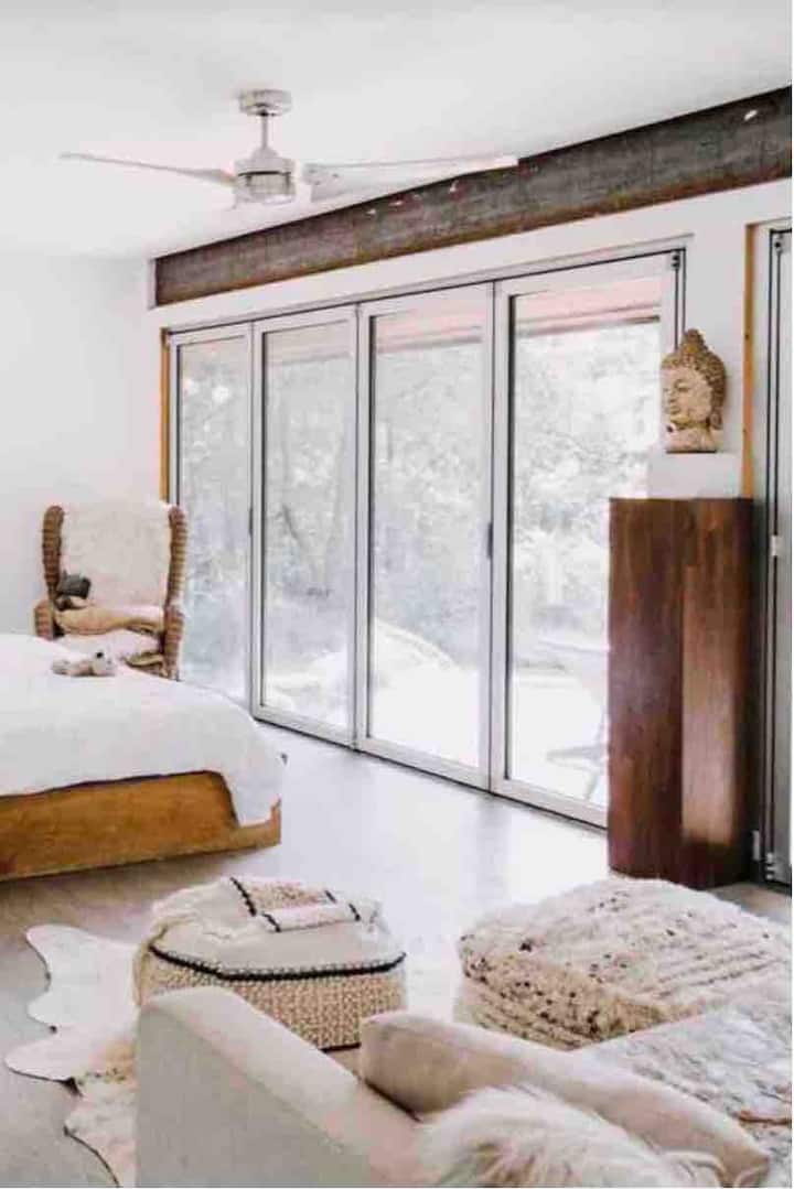 غرفة النوم رقم2
جناح غرفة النوم الرئيسية في زن 
مع حمام رئيسي في الجناح
النوم هنا، في الضوء المليء بغرفة النوم الرئيسية في زن ملك كاليفورنيا 
 إطلالات على الحقول والخيول فيما وراءها مع صوت دقات الرياح لتهدئتك للنوم 
Master Bath en - suite 