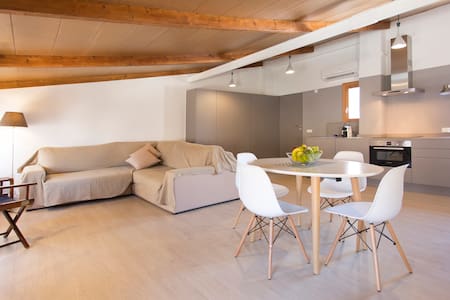 Bright Fully-Renovated Loft in the City Centre