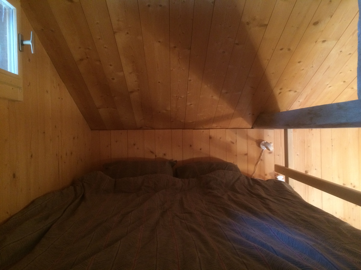 брачен кревет (широк 125 - 149 см) на межанин