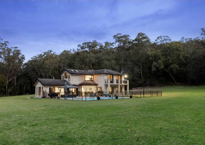 Secluded luxurious escape one hour from the CBD