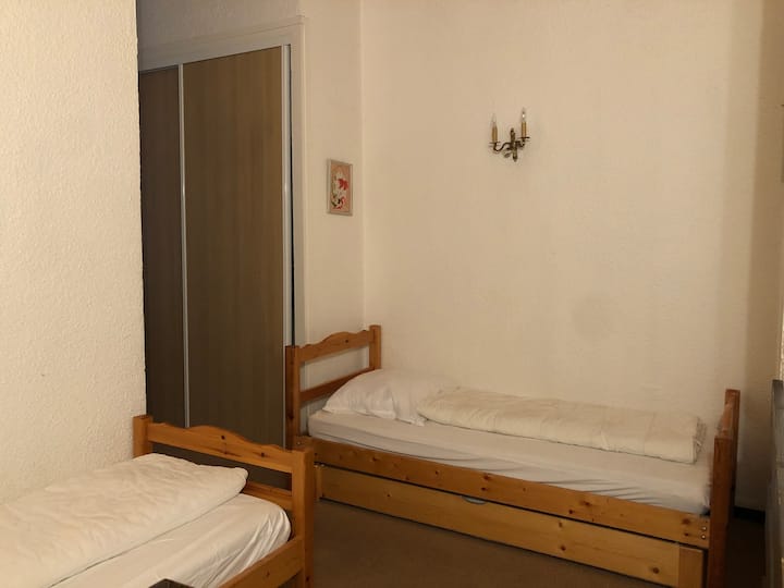 2 90 lôžok v hornej časti prístupu na poschodie, prístup do 2 spální a sprchy, umývadla a toalety 