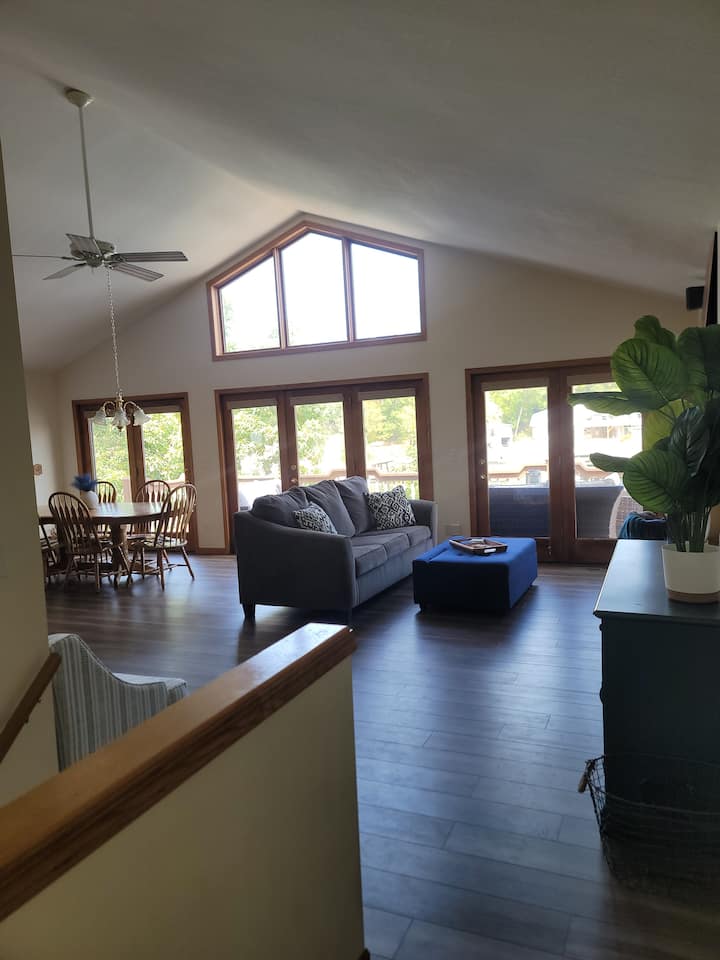 Sehemu kuu ya kuishi yenye milango 3 kamili w/skrini kwa ajili ya ufikiaji wa sitaha na hewa safi. 
Vuta kochi na ottoman ulale kwa starehe 3. 