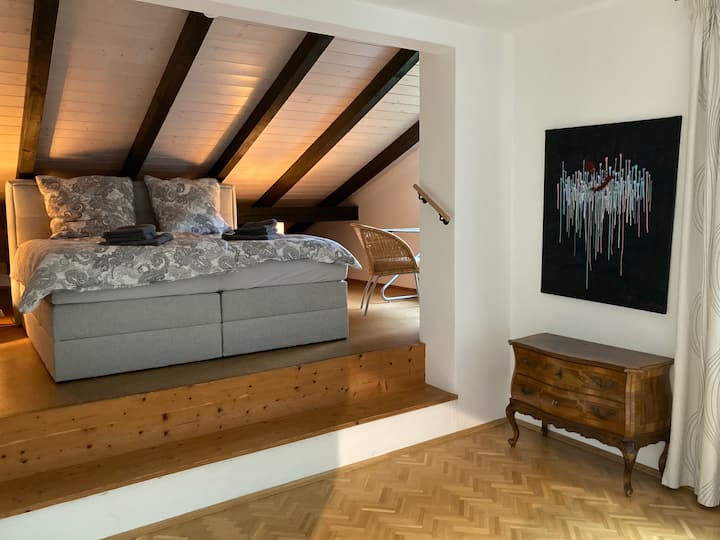 ห้องนอนที่สองพร้อมตู้เสื้อผ้าขนาดใหญ่และเตียงสปริง