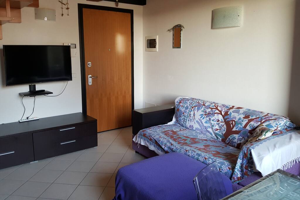 Sala con divano a tre posti