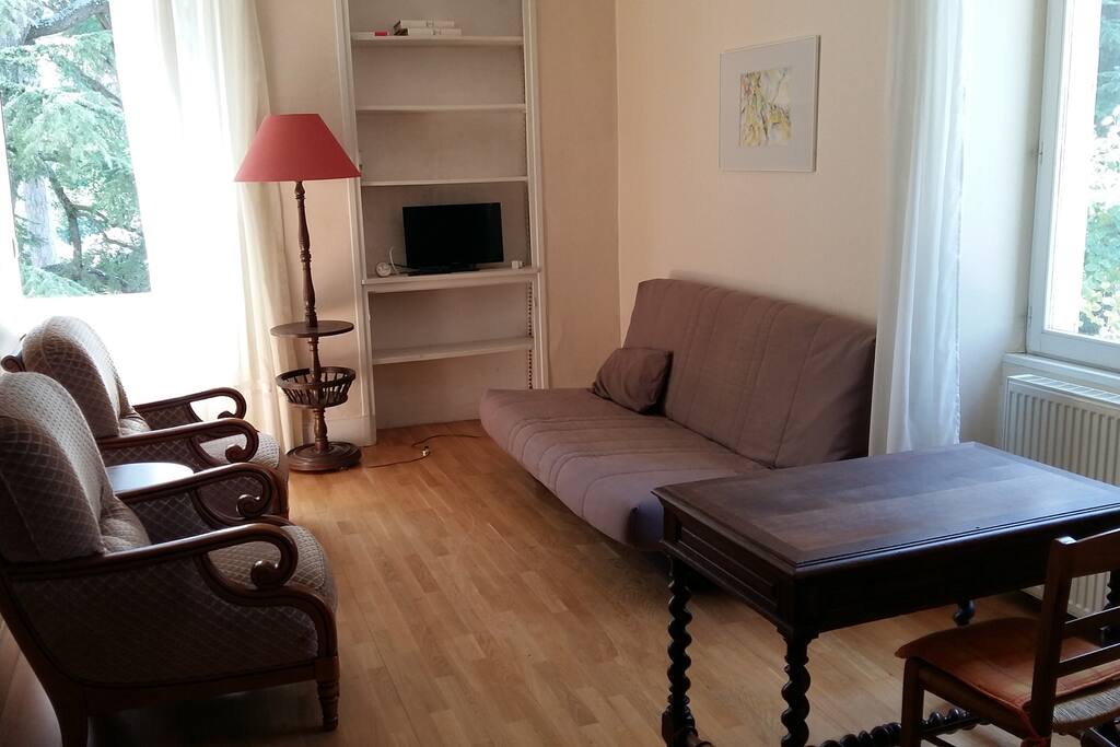 Séjour lumineux avec vues sur parc, et entrée chambre.
