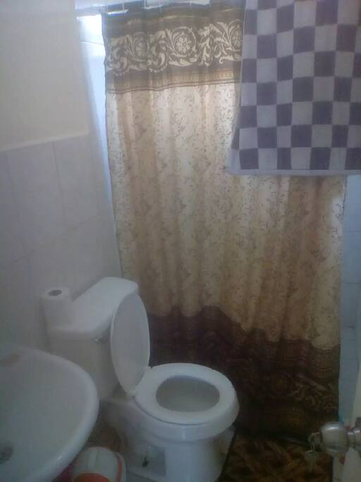 Casa con un baño garage techado lavandería techada cerca de parada de autobuses y taxis lugar tranquilo. A 25 minutos de Boquete y 30 minutos de playa...