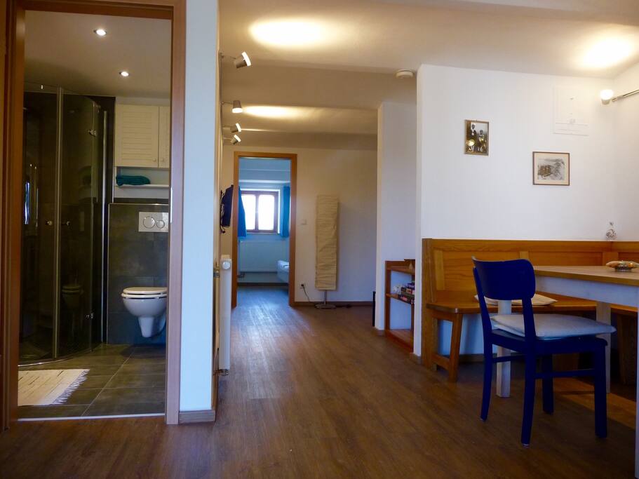 Blick von der Küchenzeile in die Wohnung