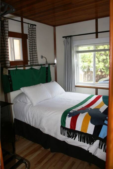Bedroom with one double bed