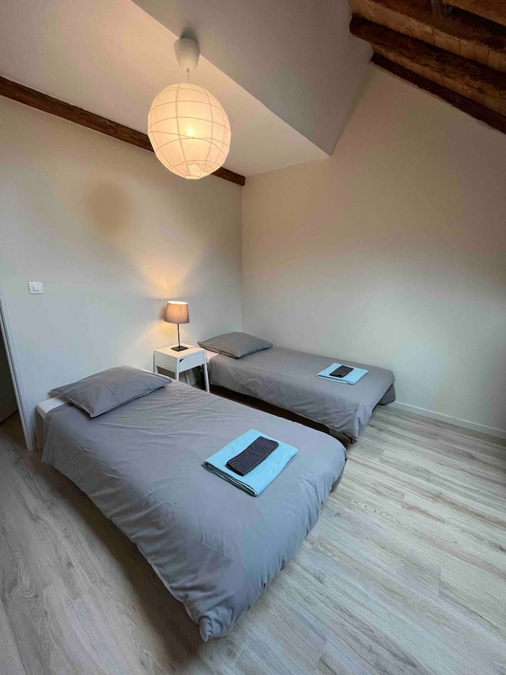 Room with two single beds 