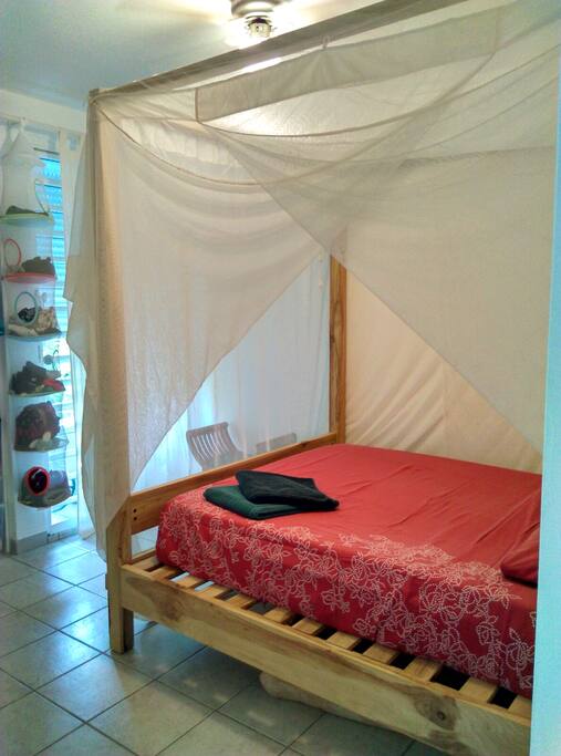 chambre avec lit a baldaquin