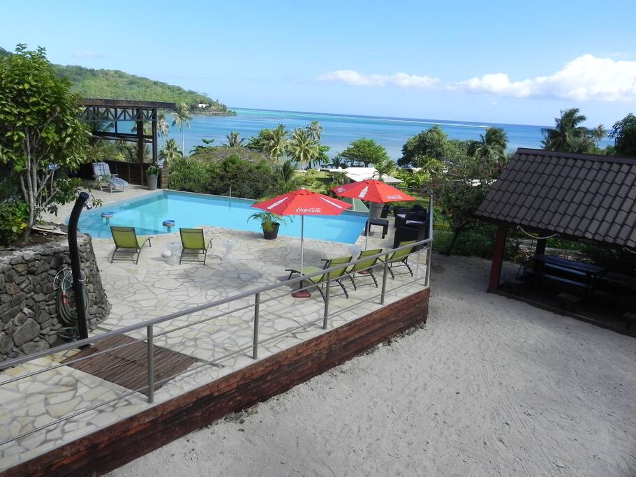 piscine et vue panoramique sur le lagon