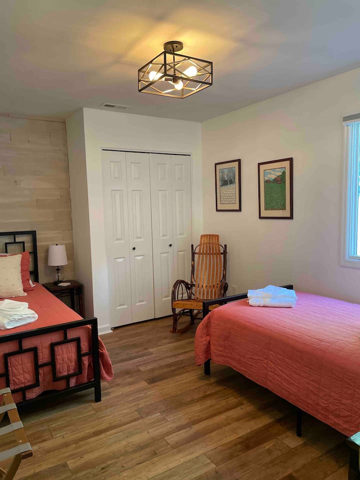 Spálňa pre hostí s dvoma dvojitými zákrutami...všetky nové matrace, veľa vankúšov a prikrývok tiež!