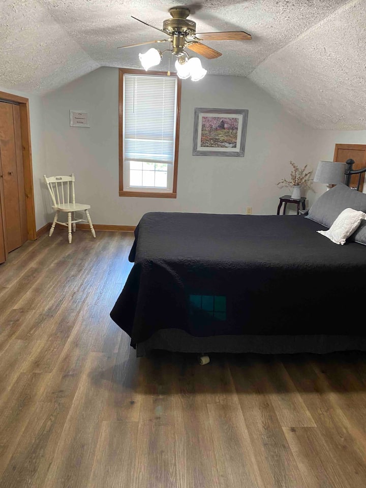 Голема спална соба на горниот кат со брачен кревет 