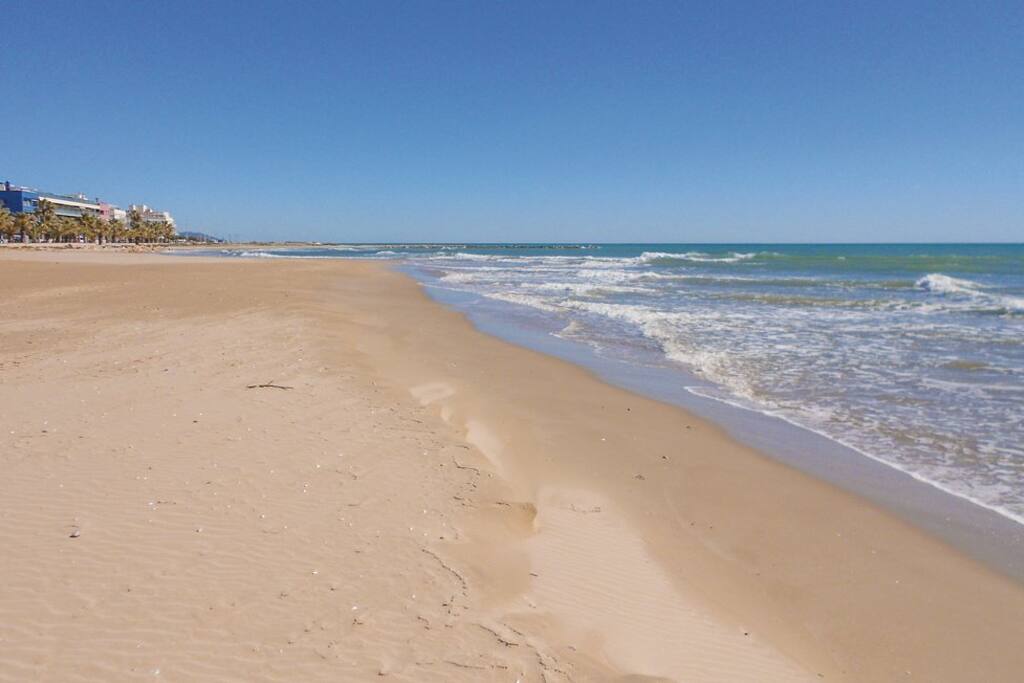 Playa frente a la casa / Beach in front of the house