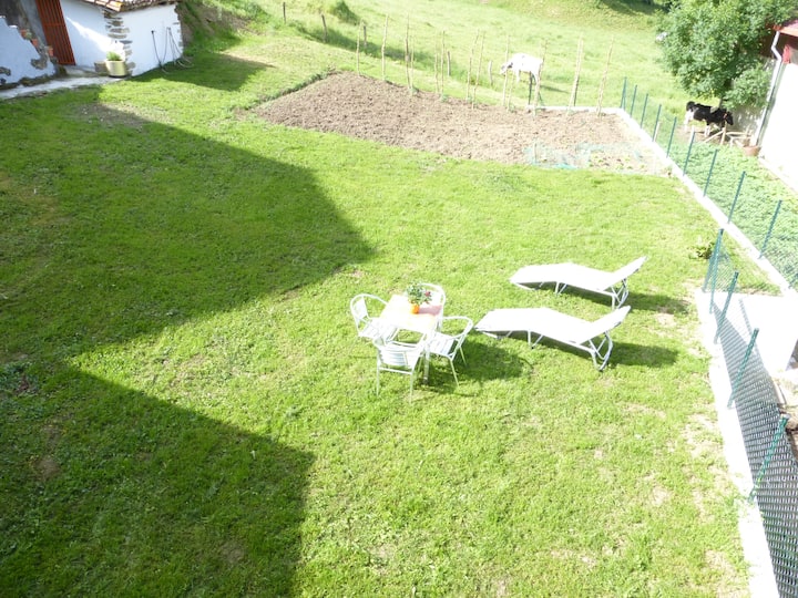 JARDÍN CON MOBILIARIO
