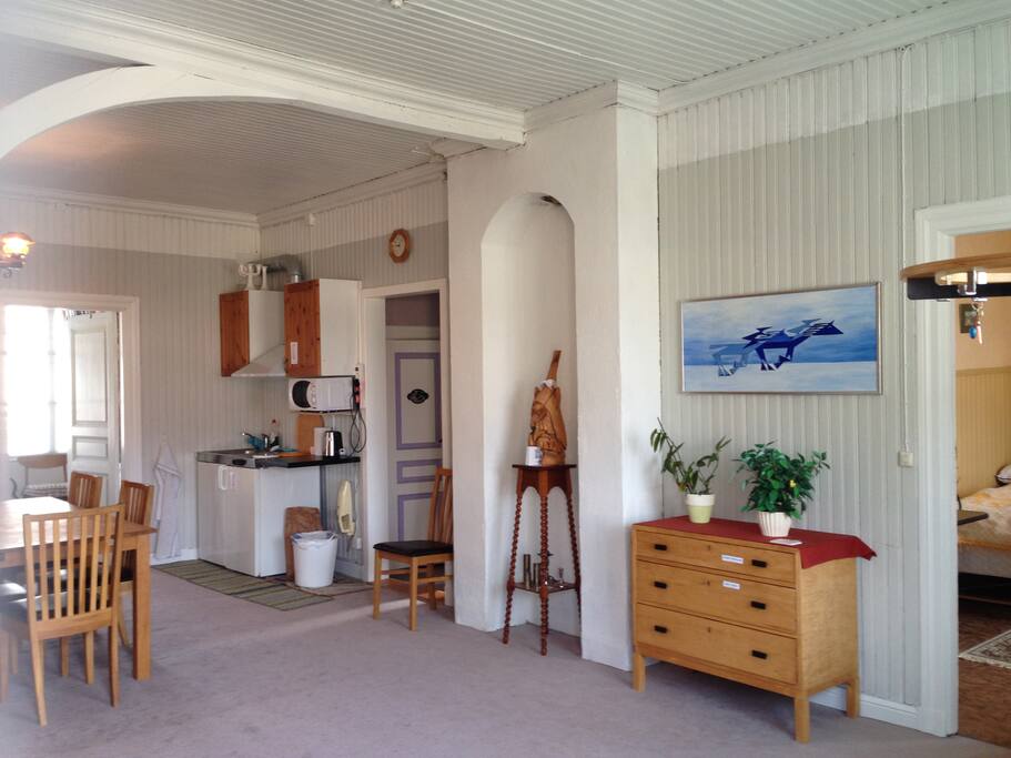 The first look inside. The small kitchenette in the corner. (No complete kitchen.)
