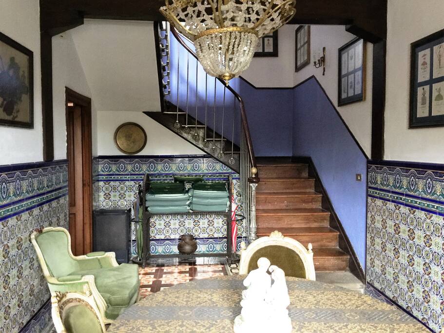 Casona: entrada y escalera / entrance and staircase