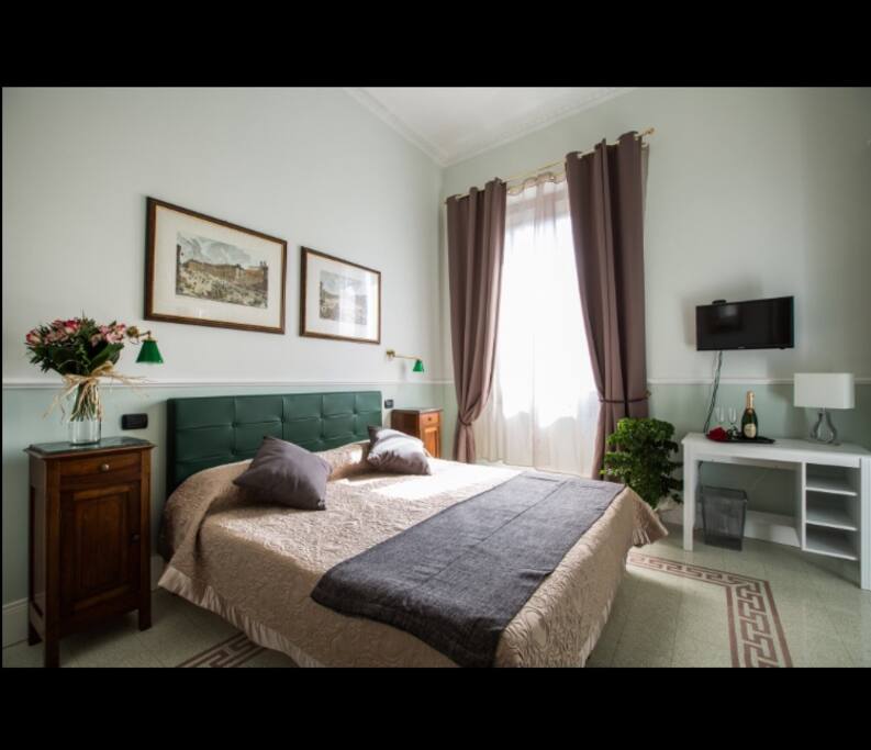 Vista prima camera matrimoniale King della Suite composta da due camere e bagno privato