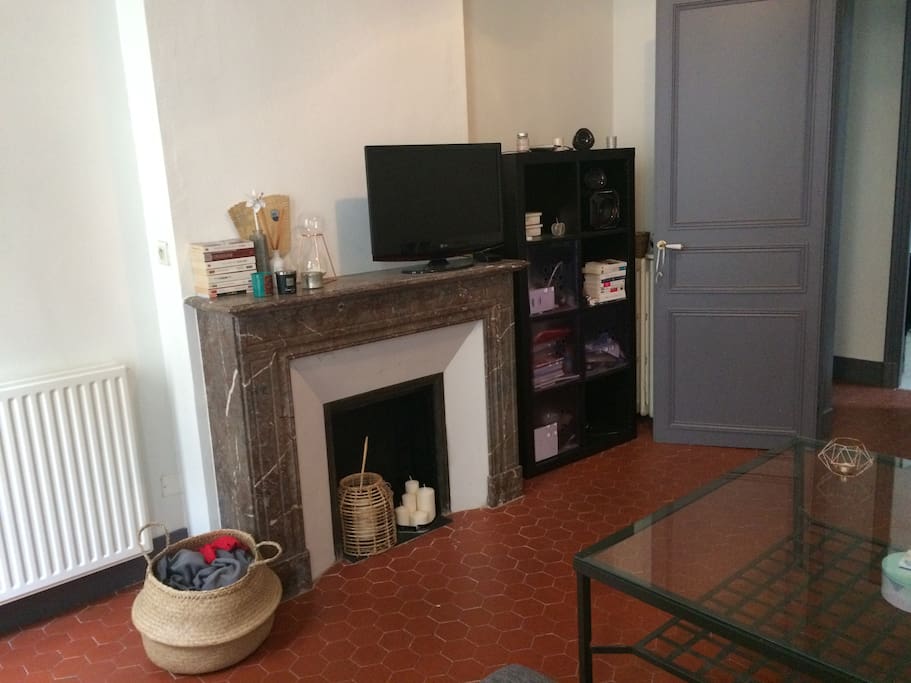 Cheminée fictive dans le salon