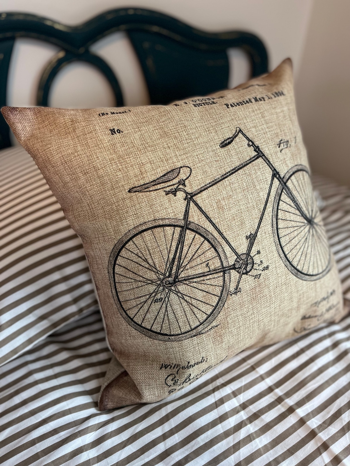 Druhá spálňa má rozmarnú motív bicykla s ohľadom na budúcu Ecusta Trail Greenway prichádzajúcu v roku 2025.